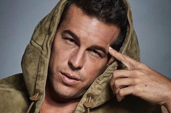 Mario Casas levanta suspiros con fotos de recuerdo al lado de su padre