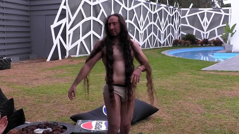 Hace casi 10 años que no se corta el pelo, tanto que le llega hasta las rodillas en algunos casos.