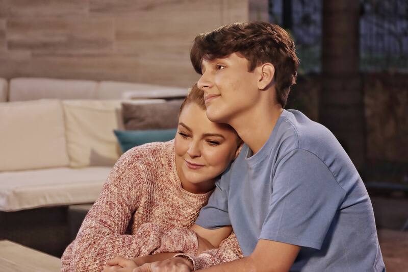 Marjorie de Sousa junto a su hijo de ficción en "Amores que engañan"