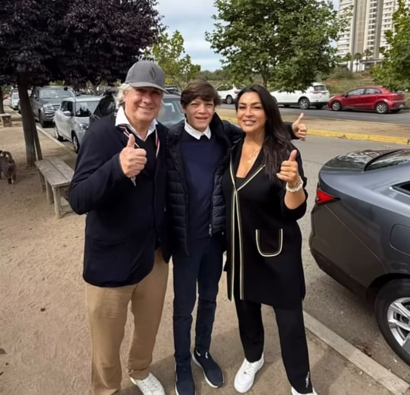 La modelo fue a votar con su familia.