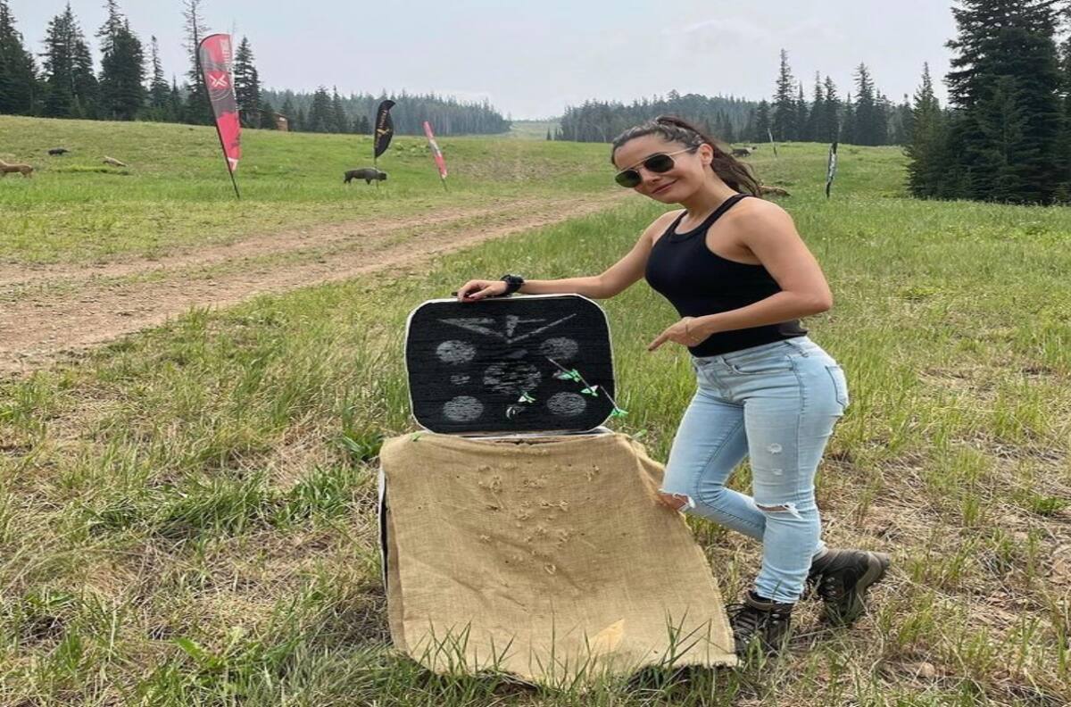 Martha Higareda muestra sus habilidades en el tiro con arco