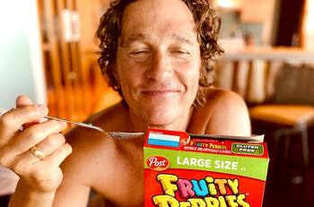 La foto que prueba que Matthew McConaughey le corta el pelo a sus propios hijos