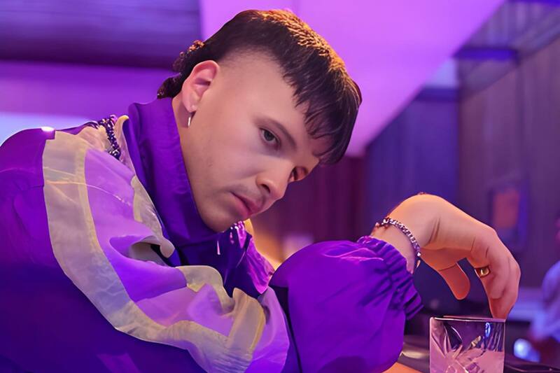 Legalmente bajo el nombre de Mauricio Bustos, ha causado revuelo después que el famoso artista puertorriqueño haya desatado su furia por el uso de su voz.