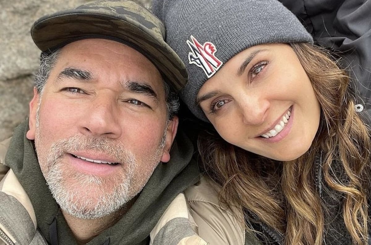 Eduardo Santamarina refrenda su amor a Mayrín con romántica escena de película