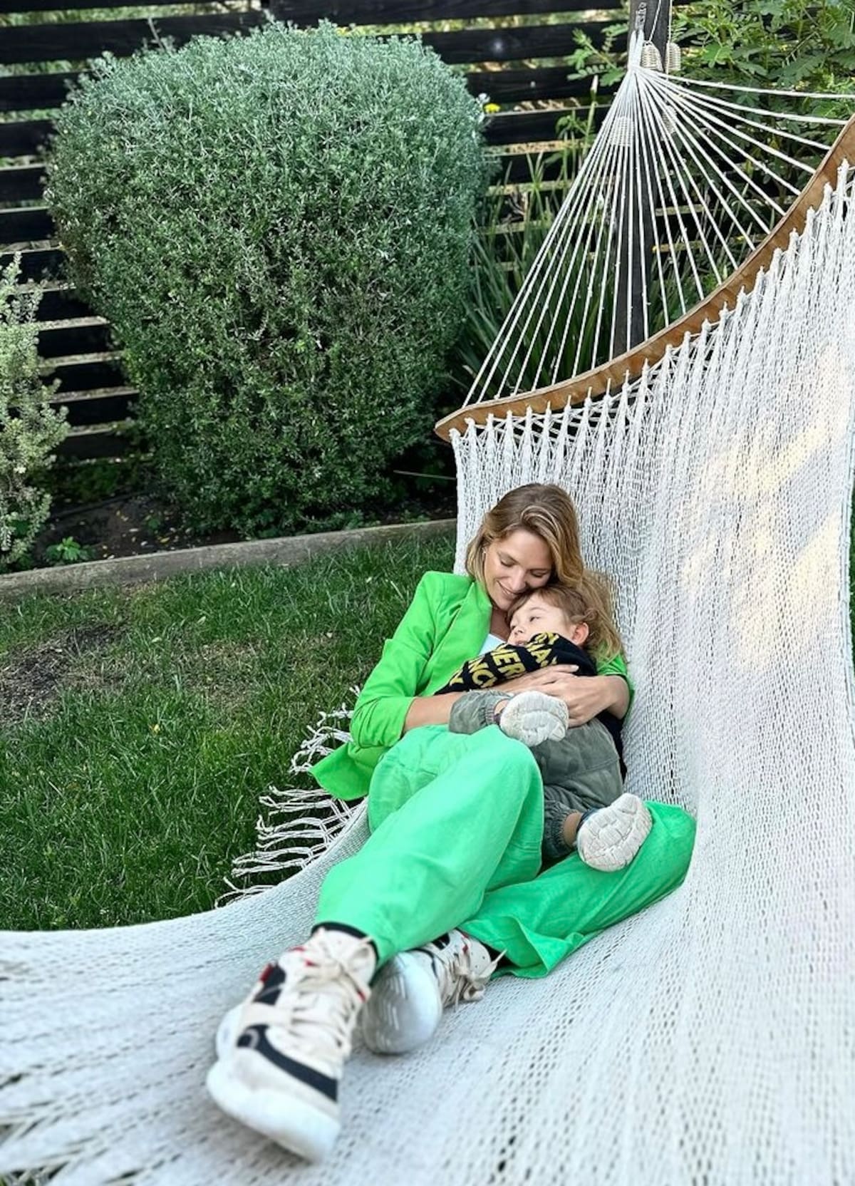 Mayte Rodríguez junto a su primogénito.