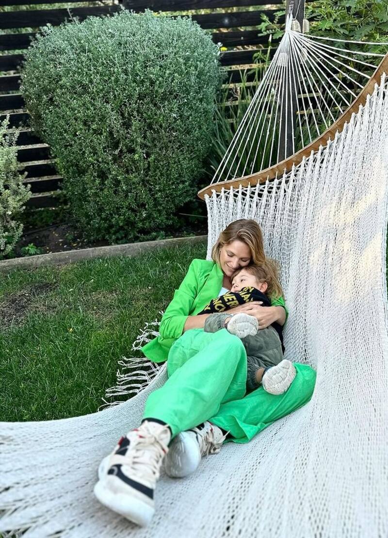 Mayte Rodríguez junto a su primogénito.
