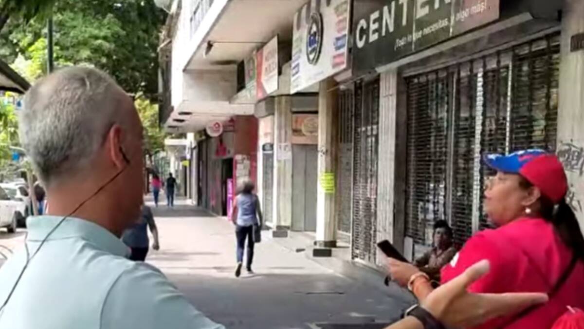 VIDEO | Tuvieron que cortar el despacho: Periodista venezolano de Mega sufre peligrosa amenaza en vivo desde Caracas
