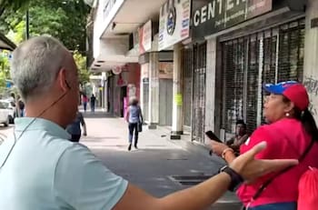 VIDEO | Tuvieron que cortar el despacho: Periodista venezolano de Mega sufre peligrosa amenaza en vivo desde Caracas