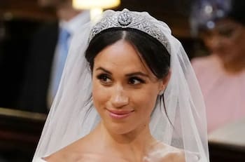 Meghan Markle y Angela Kelly, la modista de la reina, y las tensiones por la tiara antes de la boda