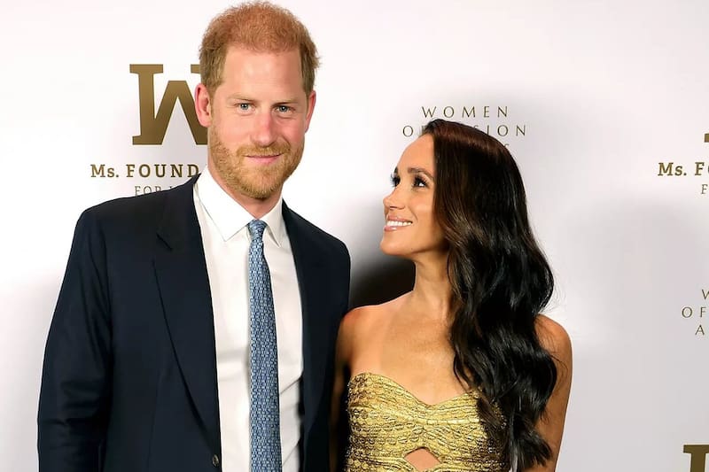 Meghan Markle La duquesa de Sussex deslumbró con un outfit dorado en gala del entrega de premio "Mujer de Visión" - Créditos: