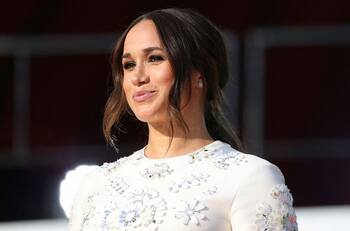 Meghan Markle lleva inesperada compañía a recibir importante premio en Nueva York