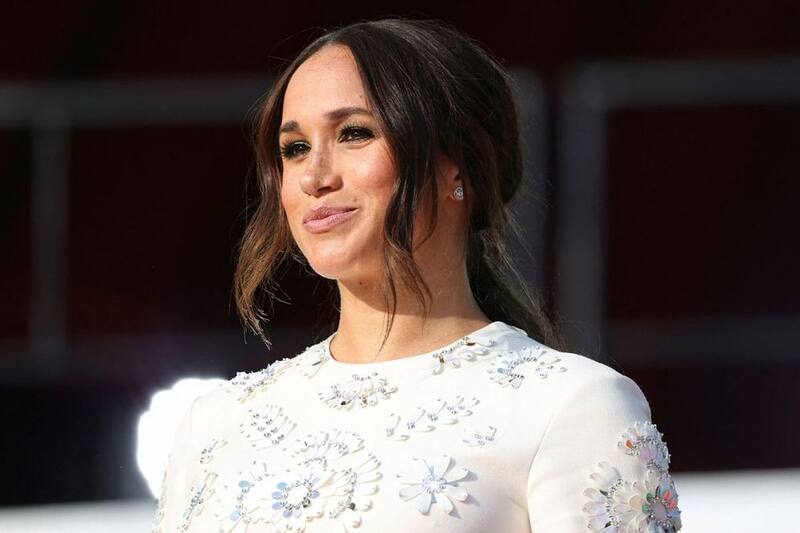 Meghan Markle La inesperada compañía que llevó la duquesa de Sussex a recibir su premio - Créditos: captura