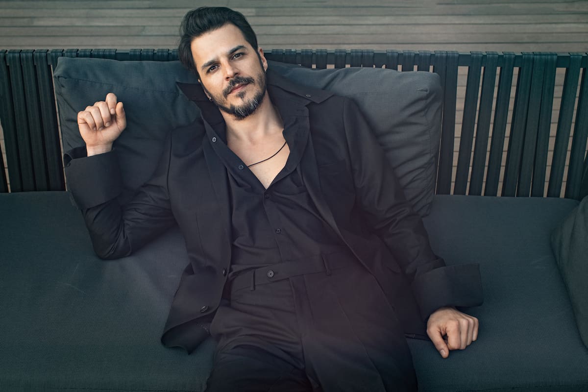 es el antagonista en "Ceniza".