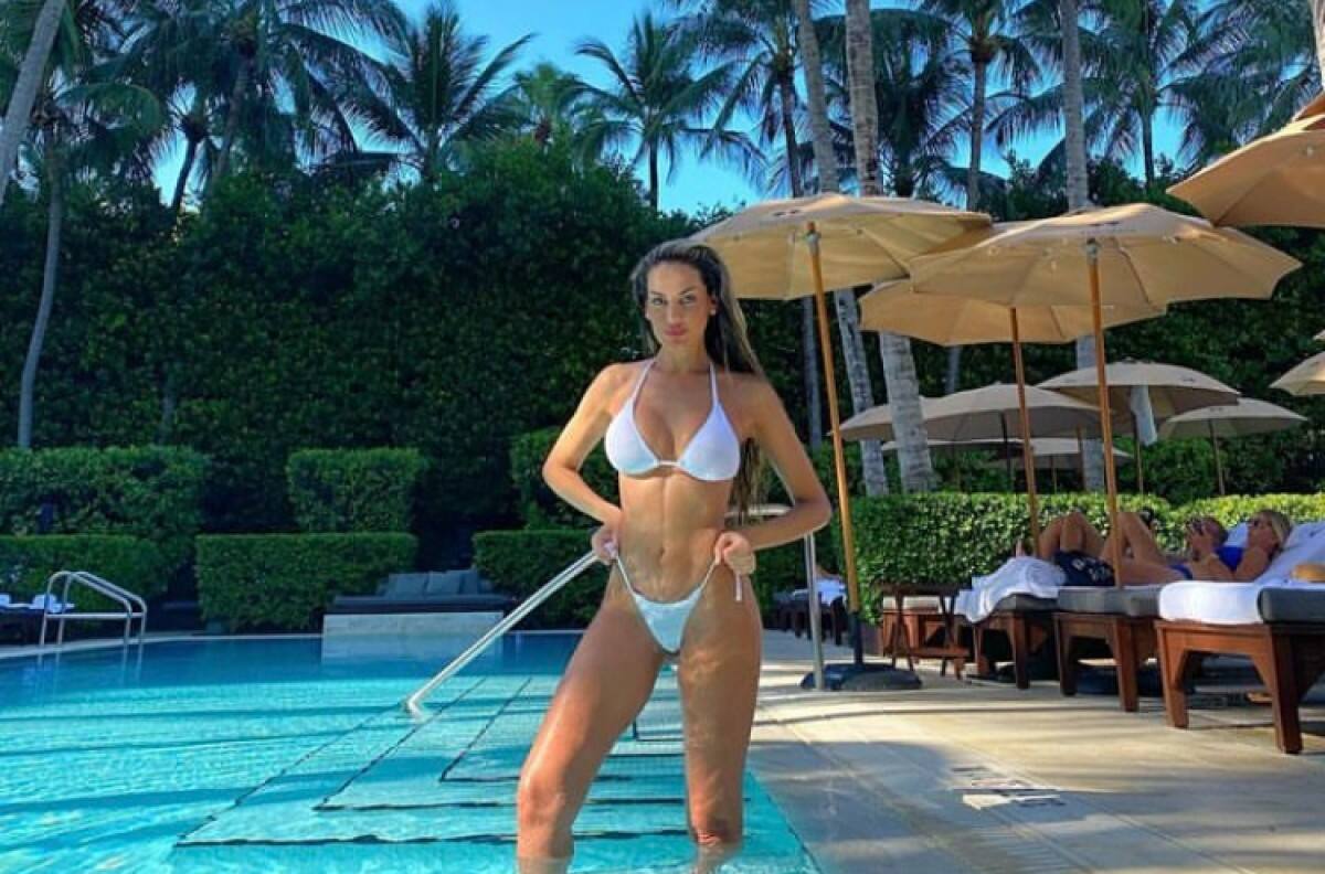 Ex de Luis Miguel marca la tendencia para el verano con un microbikini