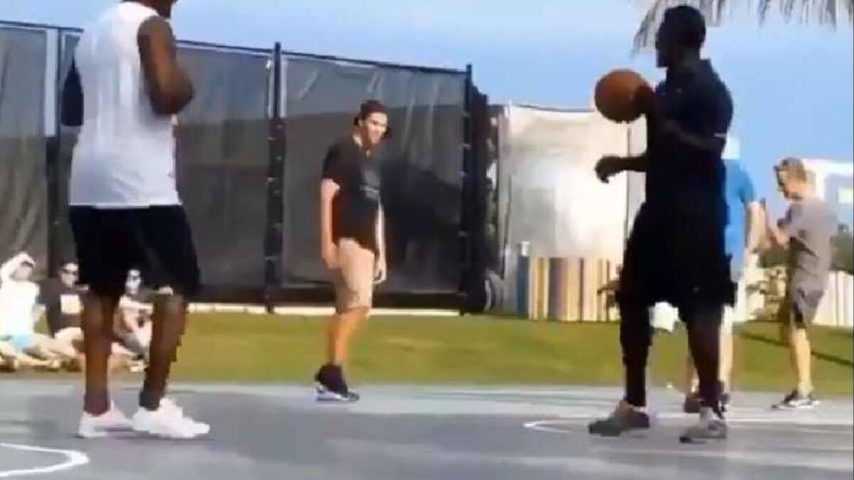 VIDEO | Michael Jordan humilla a jóvenes basquetbolistas a sus 60 años de edad