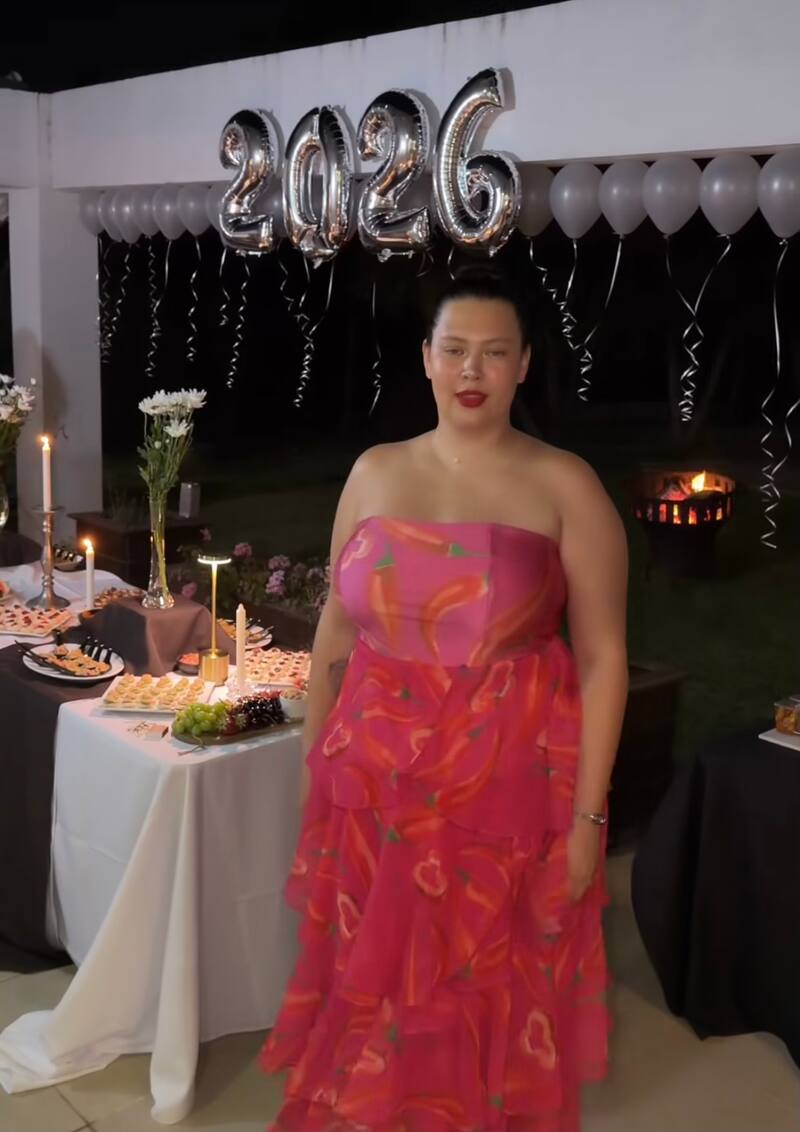 La modelo deslumbró con un look floreado.