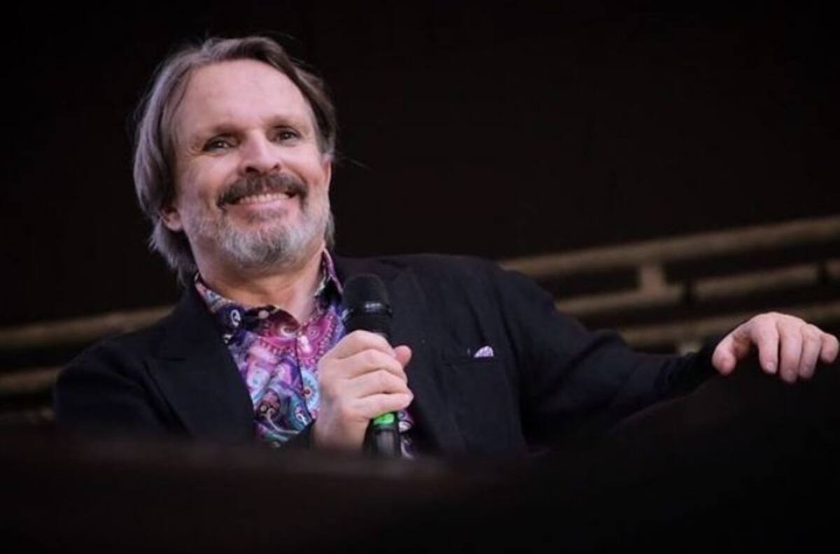 Miguel Bosé: visita la escuela de Rafa Nadal y una clínica en sus vacaciones