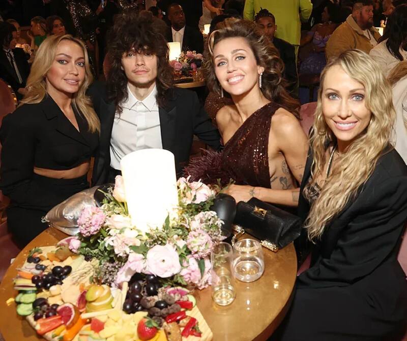 Miley Cyrus acompañada en la gala de los Grammys 2024, con su madre Tish Cyrus, su pareja Maxx Morando y su hermana Brandi.
