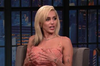 Miley Cyrus trae de regreso a Hannah Montana con este look nuevo