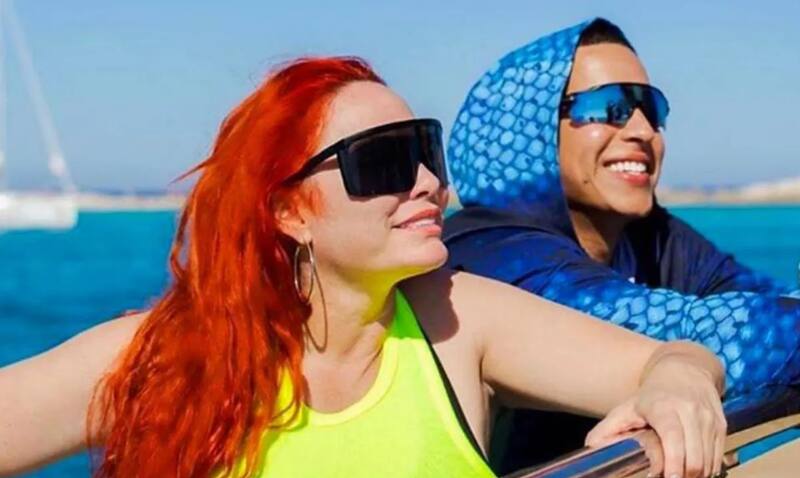 La pareja del Big Boss trató de aclarar la situación con una escueta frase que no apaciguó las especulaciones.