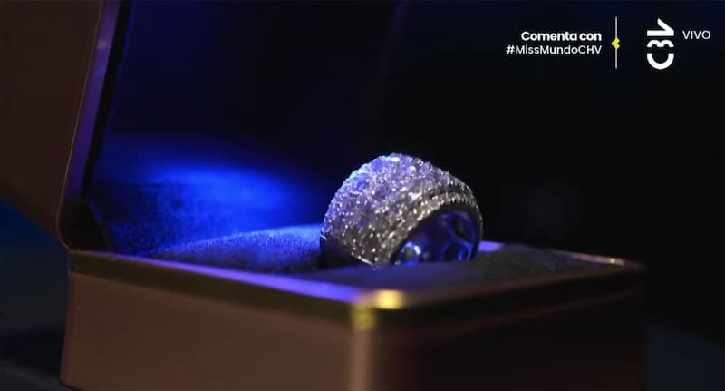 Los elegantes premios que se llevará la ganadora del certamen.