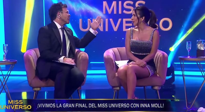 Instante en que Karla Constant se consultó por el detalle del evento.