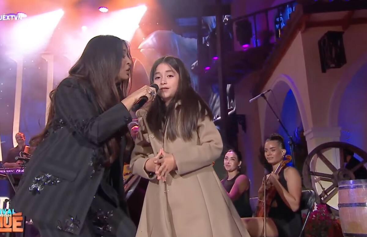 La cantante subió a pequeña fanática.