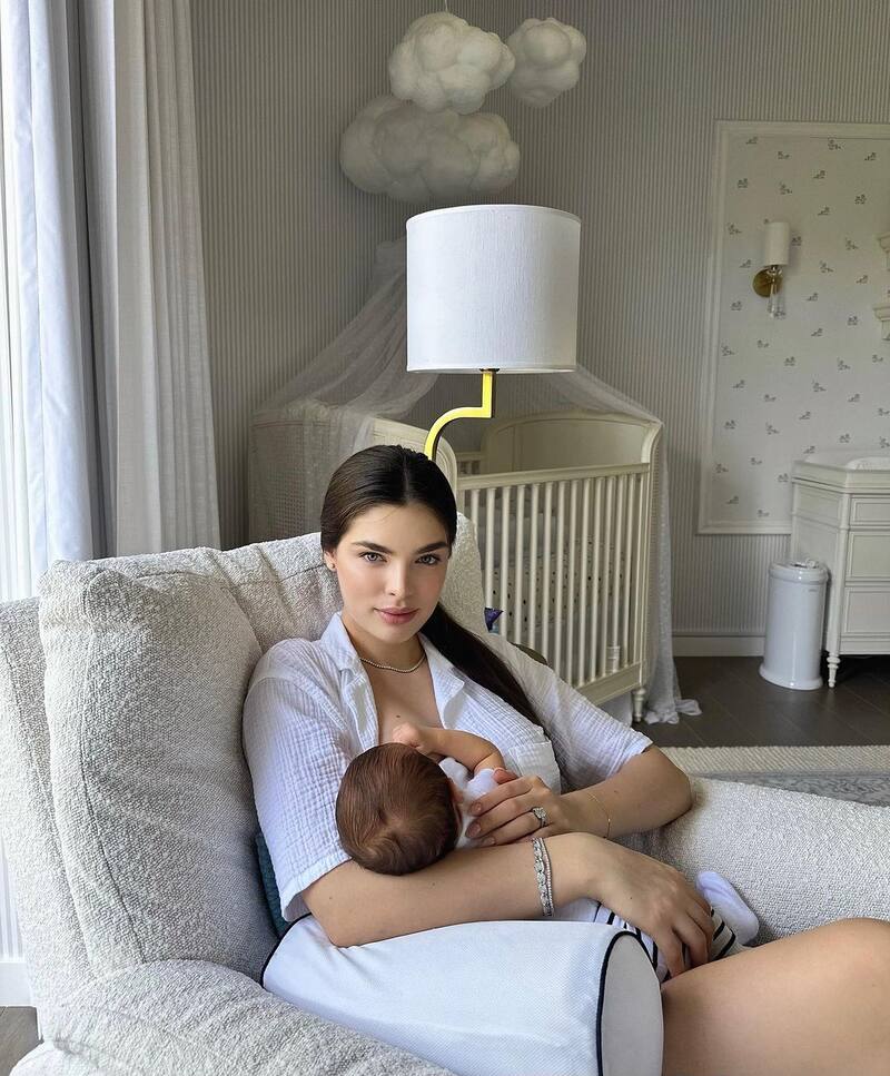 La paraguaya enterneció las redes al posar con su hijo amamantándolo.
