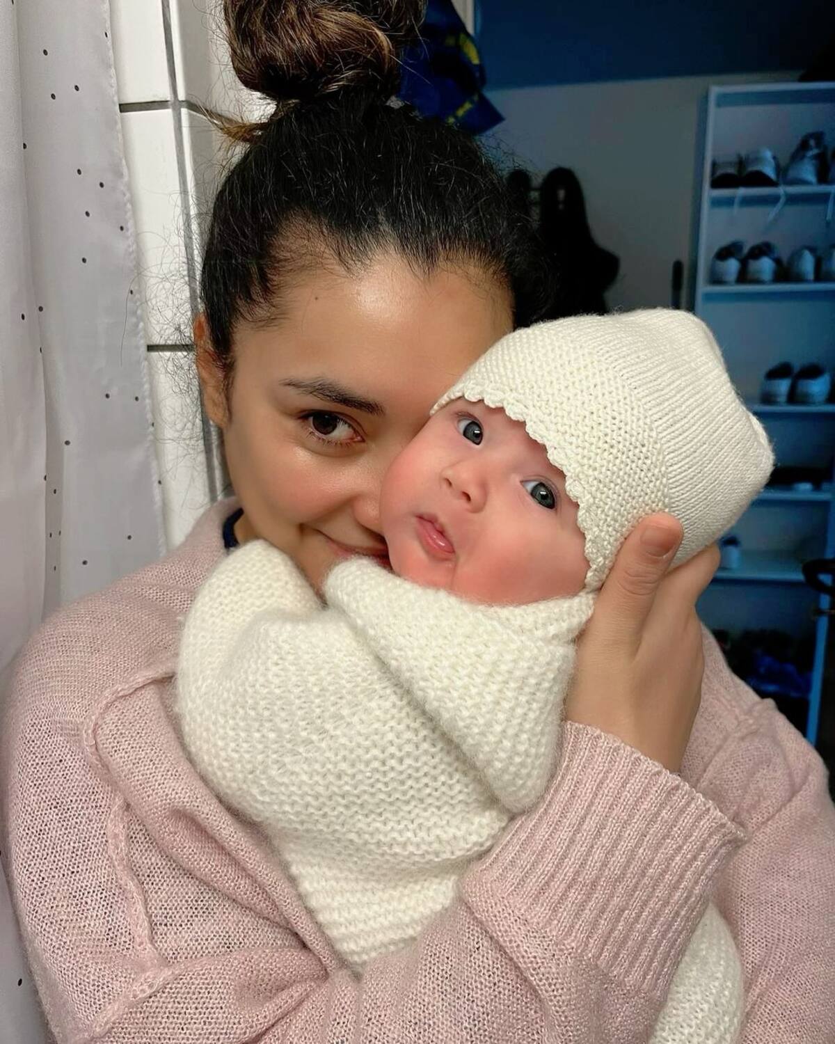 Natalia Rodríguez posa junto a su hija de meses, Luisa.