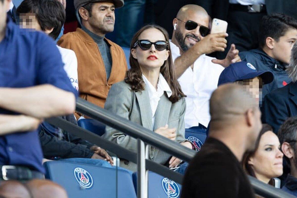 Con un sofisticado look, la actriz reapareció en un partido de futbol en Francia, en medio de los fuertes rumores de infidelidad de su esposo.