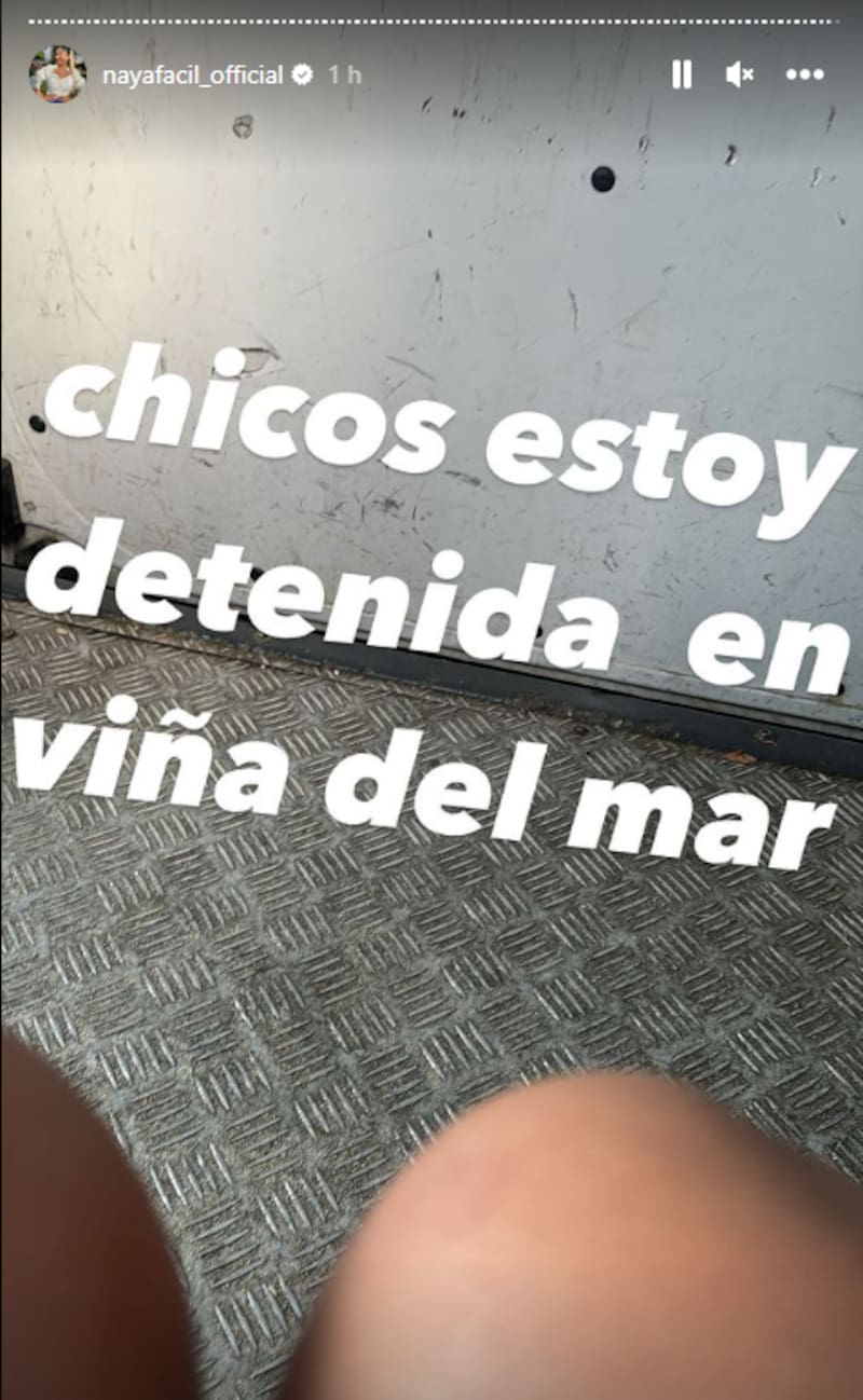 Naya Fácil sube historia dentro de vehículo de Carabineros.