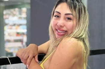 Se emocionó hasta las lágrimas: Naya Fácil donó casa prefabricada a una pareja de abuelitos