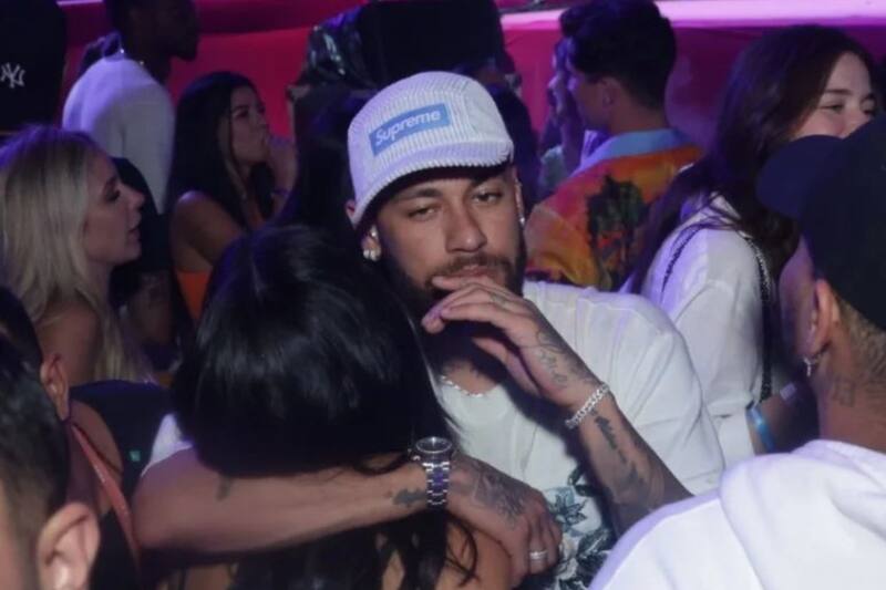 estuvo con su novia Bruna Biancardi en discoteca brasileña