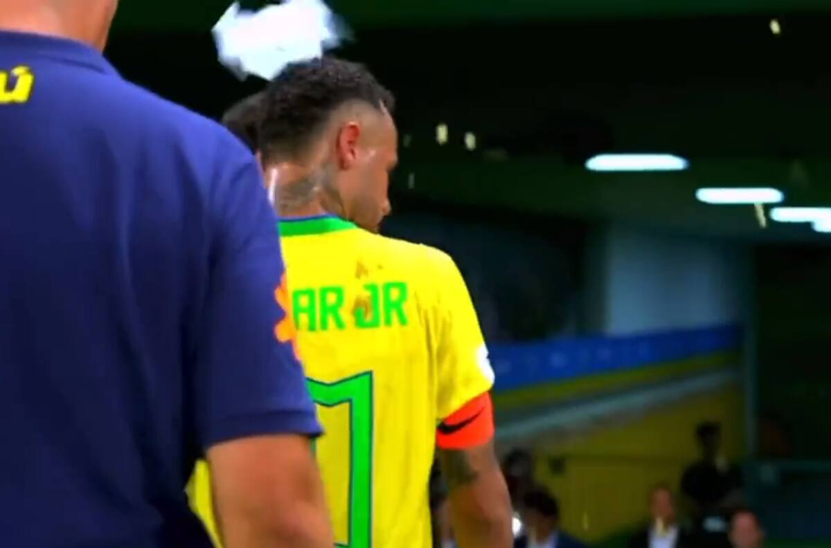 VIDEO | Sufren las supestrellas: rival escupió a Lionel Messi y le lanzaron palomitas a Neymar en Brasil