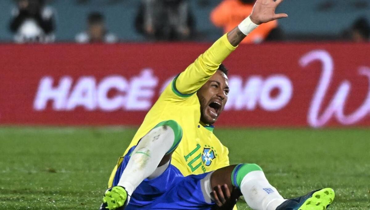 Neymar se retiró visiblemente lesionado en el partido entre Uruguay y Brasil