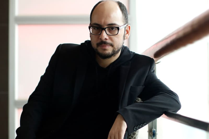 Aseguran que el director contraerá matrimonio.