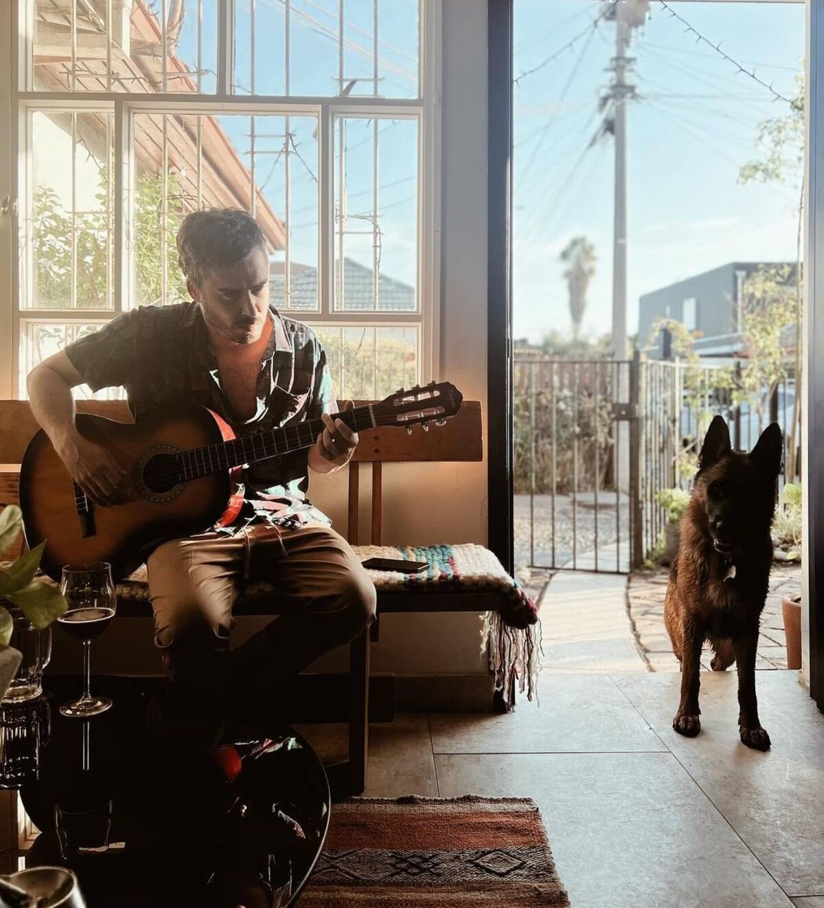 Nicolás Oyarzún es músico además de actor. Créditos: Instagram