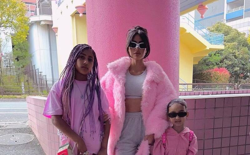 North West sorprende a Kim Kardashian La noche previa a la MET Gala la hija de la socialité quiso consentirla de una manera muy especial. - Créditos: Instagram