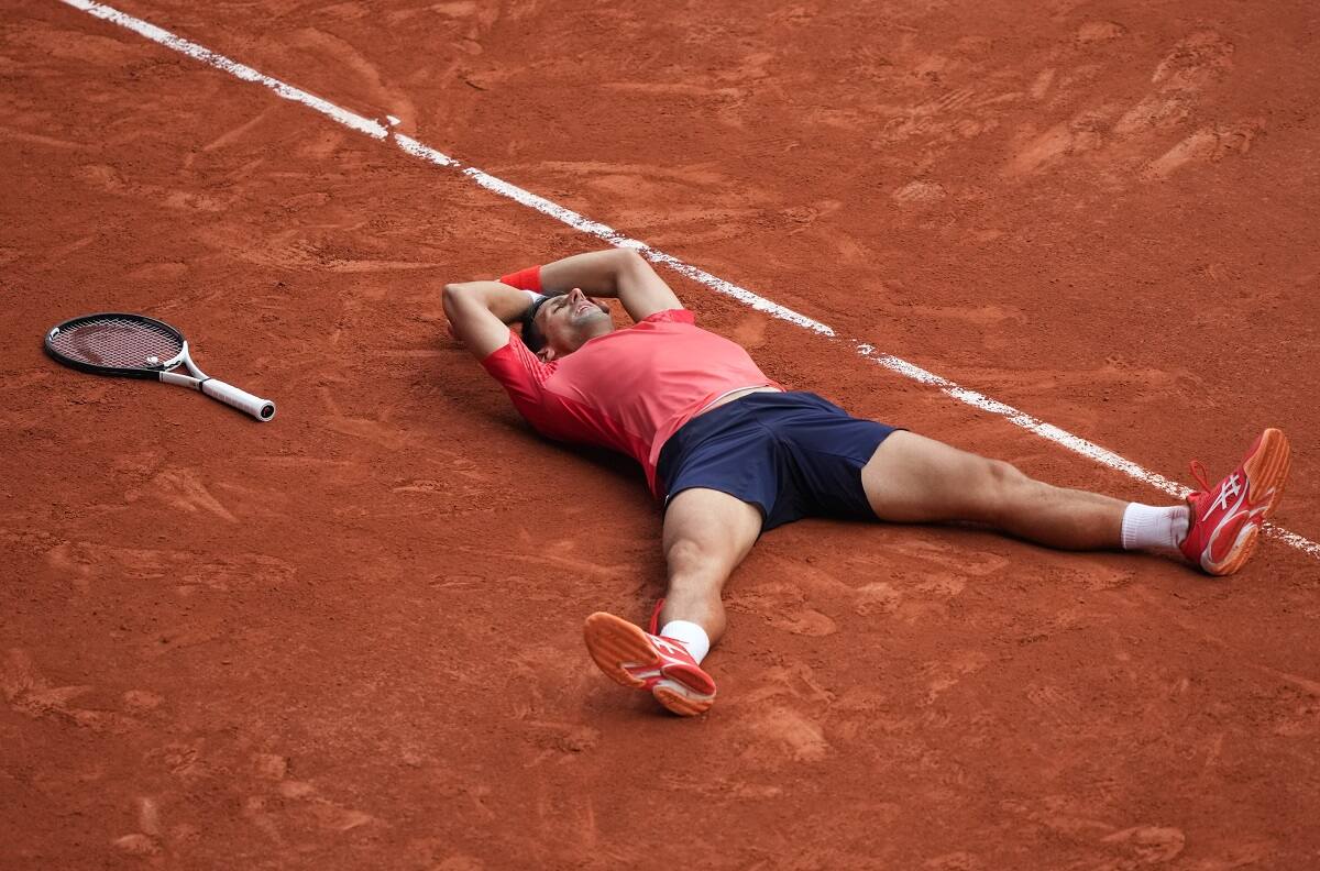 VIDEO | ¡Leyenda! Así festejó Novak Djokovic el título de Roland Garros