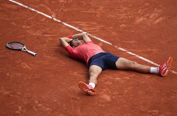 VIDEO | ¡Leyenda! Así festejó Novak Djokovic el título de Roland Garros