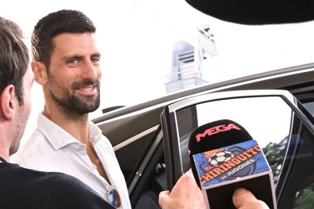El mejor tenista del planeta, en su llega a Valencia, para sumarse al equipo serbio de Copa Davis.