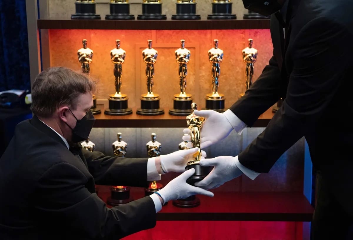 Oscar 2023 En la estatuilla encontramos a un caballero abrazado a una espada, como símbolo de protección y prosperidad de la industria. - Créditos: Twitter