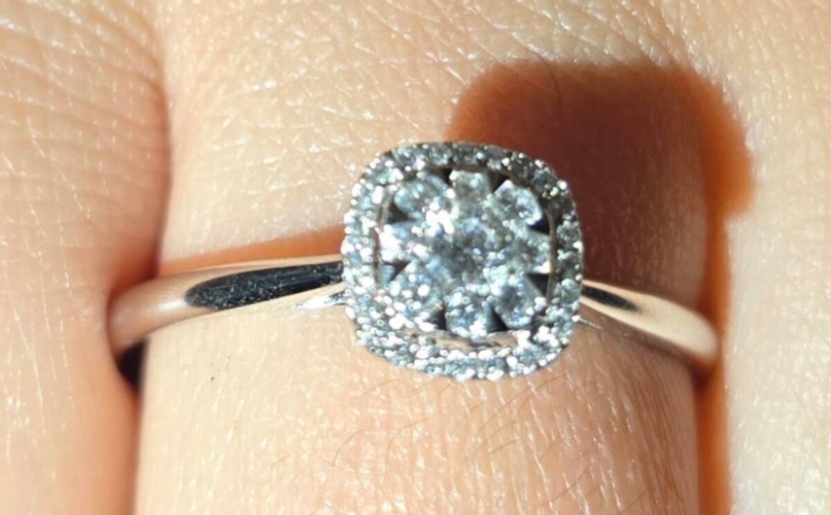 Anillo de bodas del participante de El Internado.