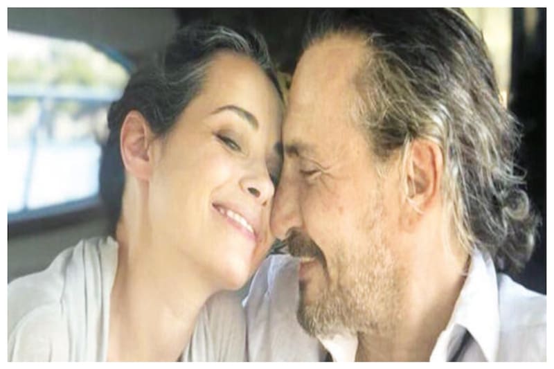 Özgü Namal junto a su fallecido esposo, con quien estuvo seis años antes que él muriera de un infarto.