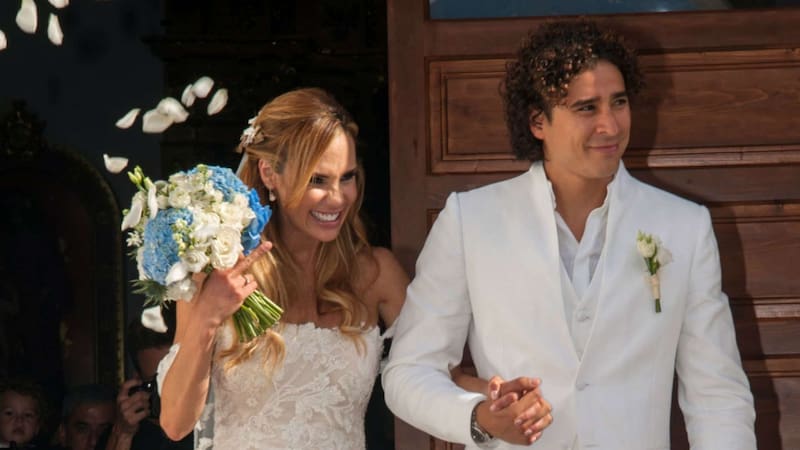 Paco Memo Ochoa y Karla Mora Paco Memo Ochoa y Karla Mora aparecieron en la portada de "¡Hola!" - Créditos: Especial