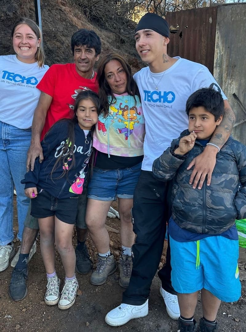 Pailita junto a la familia a la que le donó una casa.