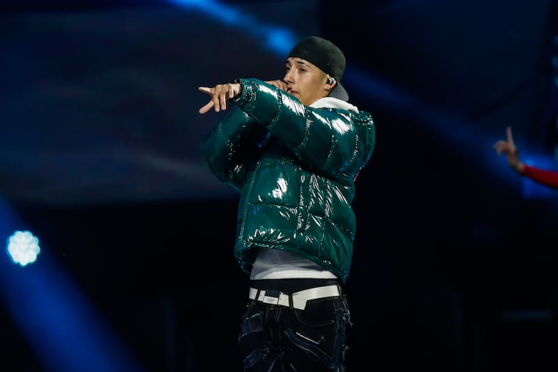 desmintió todo rumor de romance.