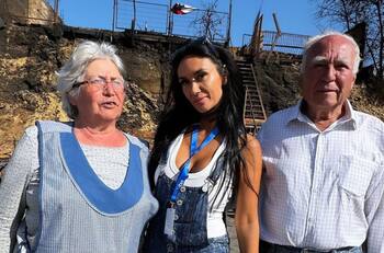 Pamela Díaz tuvo un emotivo encuentro con una pareja de adultos mayores que perdieron su hogar en la Quinta Región