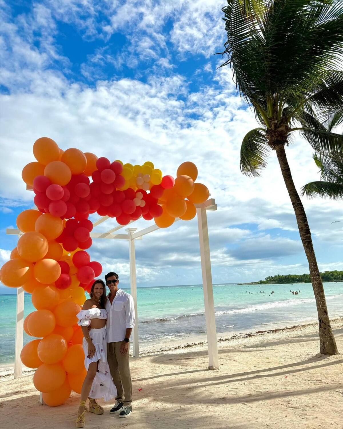 Pampita junto a su hermano Guillermo Ardohain.