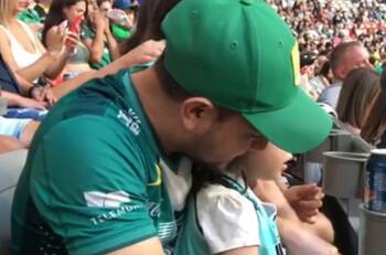 VIDEO | Padre narra a su hija invidente partido de León en la Leagues Cup